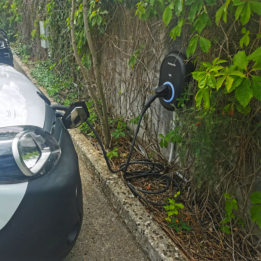 Električni automobil spojen na zidnu punionicu